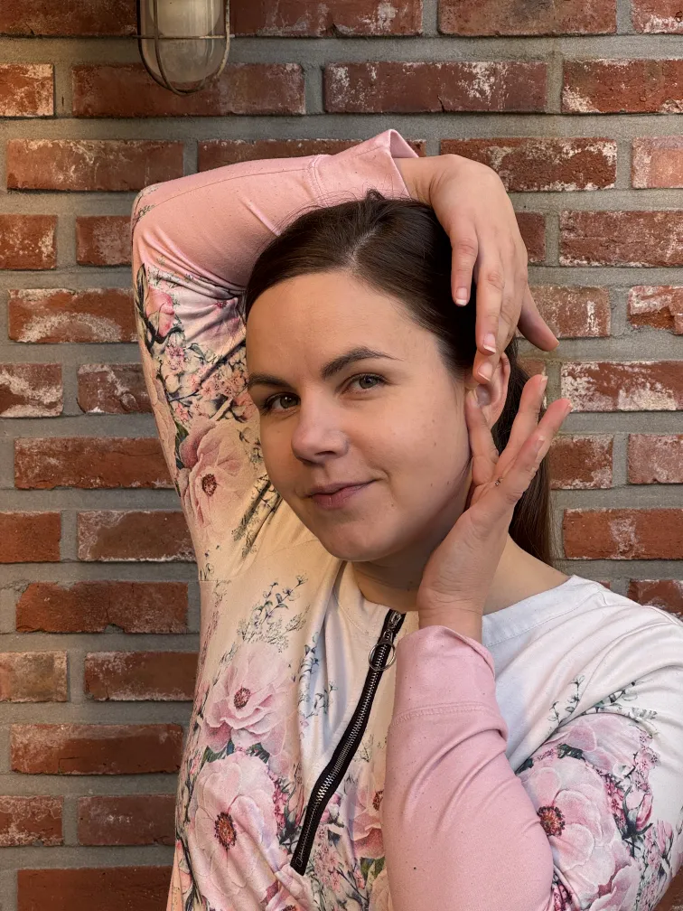 Rina demonstrating a face yoga pose